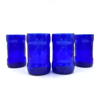 Vasos azules de botellas reciladas